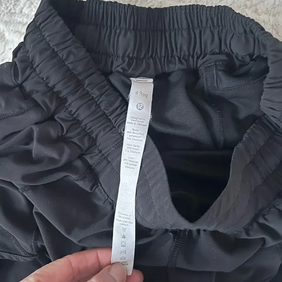 lululemon athletica Black Athletic Shorts- Hotty 2.5 in - Picture 2 of 2